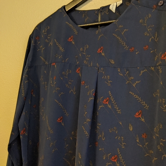 Treasure & Bond bell sleeve Navy floral rose print blouse EUC Large - Picture 6 of 9
